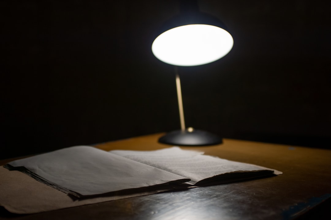Persoon leest onder lichttherapielamp thuis. Persoon leest onder lichttherapielamp thuis.