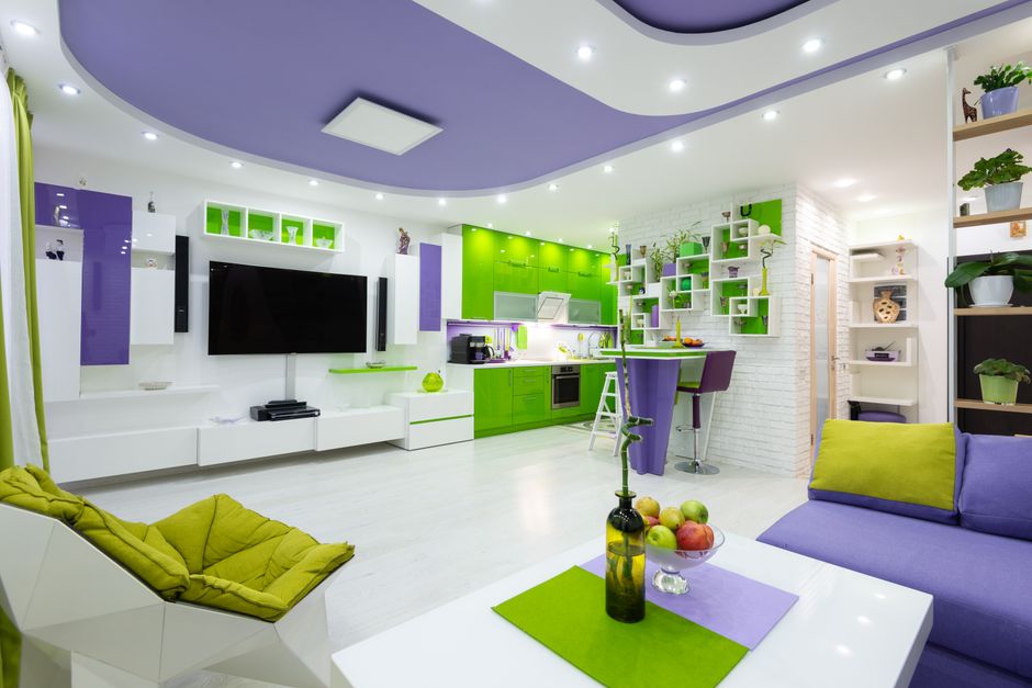 Accentmuur in warme kleuren hervormt gezellige eetkamer. Accentmuur in warme kleuren hervormt gezellige eetkamer.