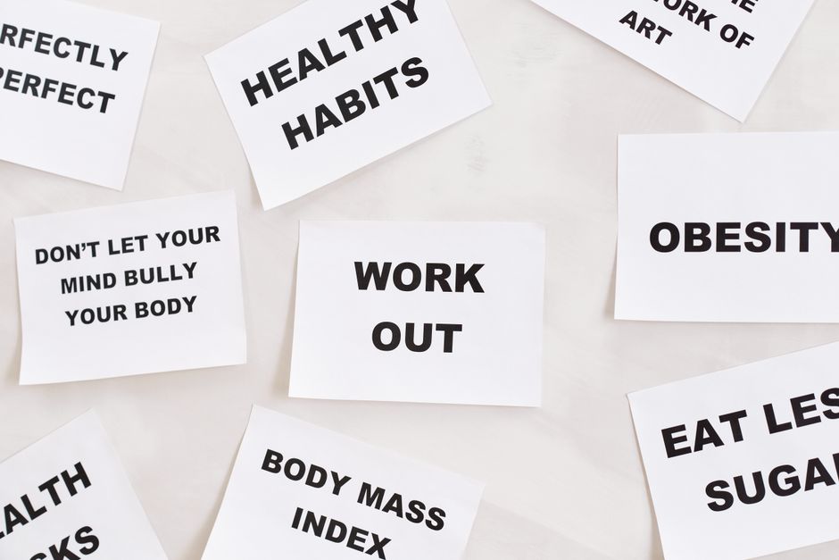 Inspirerende quote poster boven fitnessapparatuur. Inspirerende quote poster boven fitnessapparatuur.