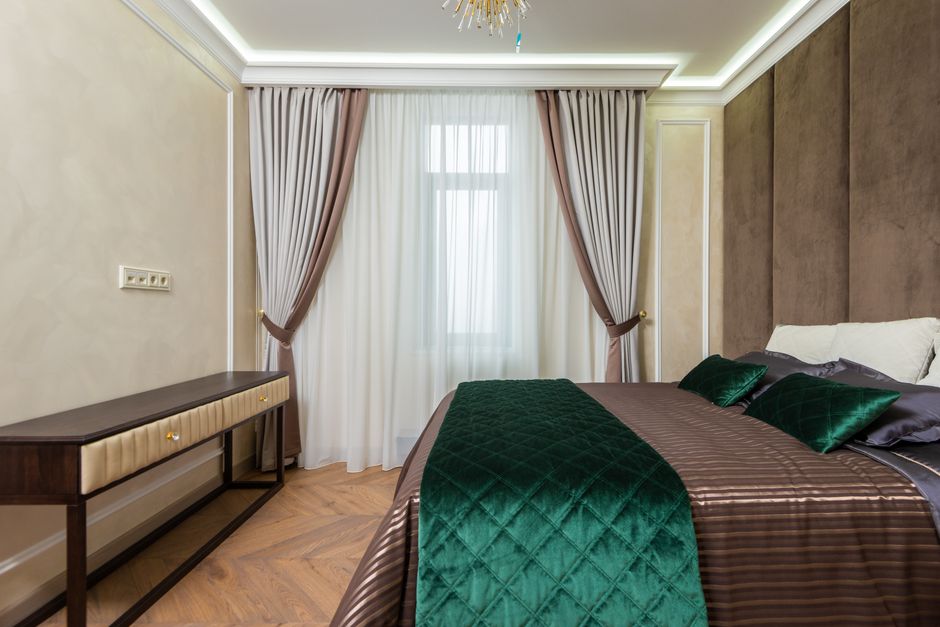 Sierlijke gordijnroede met luxe gouden afwerking. Sierlijke gordijnroede met luxe gouden afwerking.