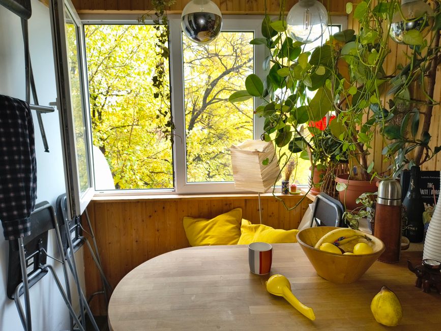Slimme opklapbare tafel in compacte woonkamer. Slimme opklapbare tafel in compacte woonkamer.