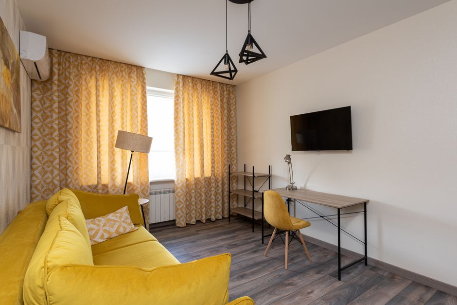 Okergele gordijnen verlichten gezellige herfstkamer. Okergele gordijnen verlichten gezellige herfstkamer.